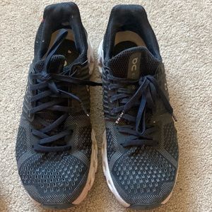 ON CLOUDSWIFT BLACK RUNNING SHOES SIZE 8